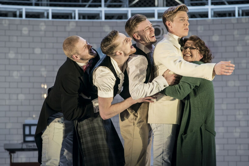 Romeo + Juliet (Asher Rosenheim, Ben Brown, Joao Carolino, Andy Monaghan, Madelaine Brennan). Foto:  Johan Persson.